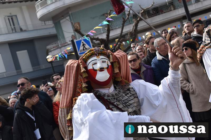 Πήραν την άδεια και χόρεψαν με λεβεντιά οι «Γενίτσαροι και οι Μπούλες» στο δημαρχείο Νάουσας (video+φωτορεπορτάζ)