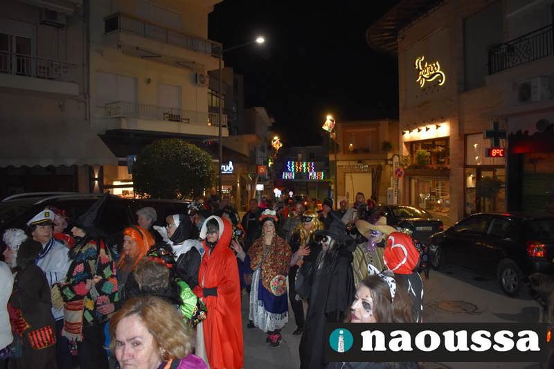 Πατινάδα από την παρέα της Έλσας στους δρόμους της Νάουσας