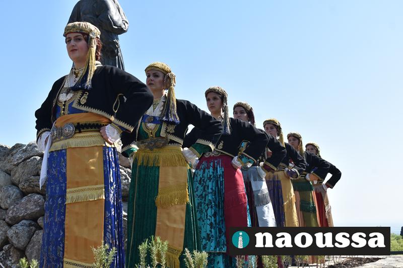 Συγκλόνισαν οι Ναουσαίες με την Μακρυνίτσα τους στον χώρο θυσίας (video)