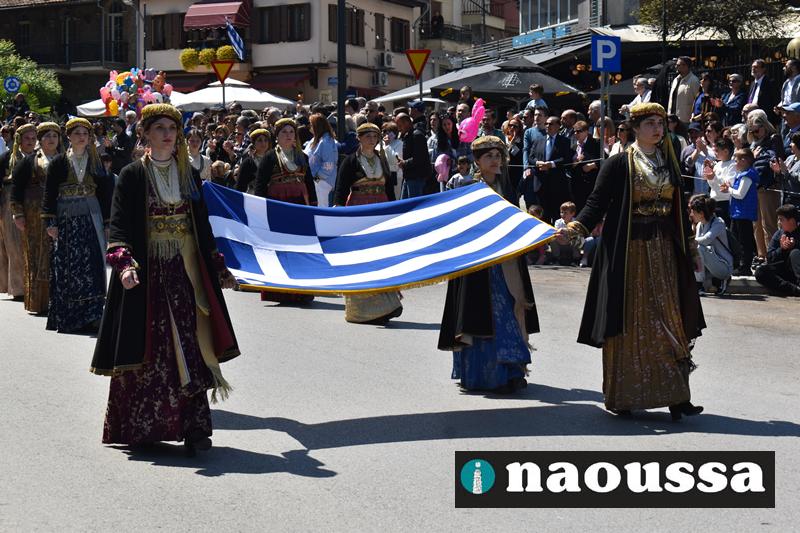 Η παρέλαση της 204ης επετείου του Ολοκαυτώματος της Νάουσας (video+φωτορεπορτάζ)