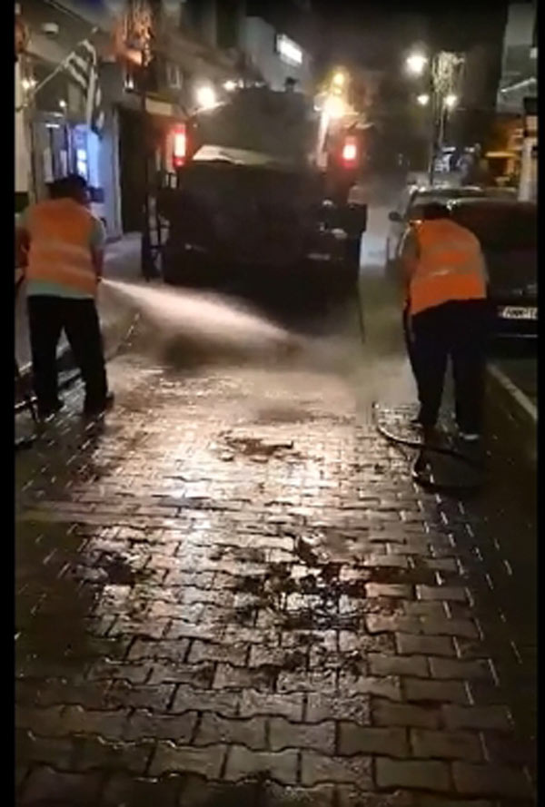 Πλύθηκαν οι δρόμοι του εμπορικού κέντρου της Νάουσας μετά την πρώτη ημέρα λειτουργίας των καταστημάτων