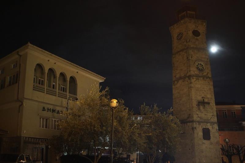 «Η ώρα της γης»- Το δημαρχείο  Νάουσας φωτισμένο μόνο από το φεγγάρι