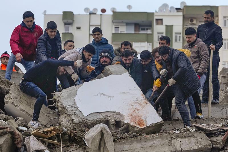 Σεισμός στην Τουρκία: Εκατοντάδες συλλήψεις εργολάβων-Αυξάνεται ο αριθμός των νεκρών
