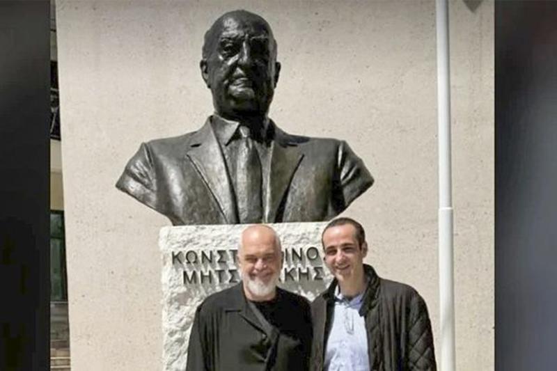 Στη Δερβιτσάνη ο Δημητριάδης: ιδιωτική επίσκεψη στο άγαλμα του παππού του, συνοδεία του Έντι Ράμα