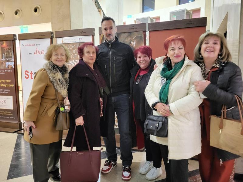 Τα μέλη του ΚΑΠΗ Νάουσας απόλαυσαν τη θεατρική παράσταση «Αόρατος Επισκέπτης» στη Θεσσαλονίκη