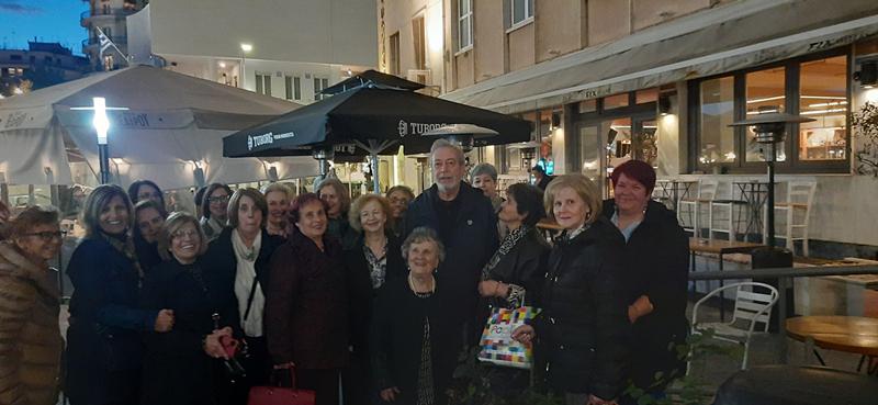 Μια ιδιαίτερα συγκινητική θεατρική εμπειρία για τα μέλη και τους φίλους του ΚΑΠΗ Δήμου Η.Π. Νάουσας