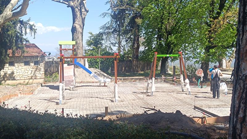 Παίρνει μορφή η παιδική χαρά στο Δημοτικό Πάρκο Νάουσας