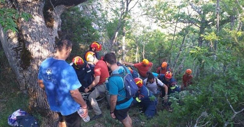 Σώος ανασύρθηκε ο περιπατητής που τραυματίστηκε πάνω από τον Άγιο Νικόλαο