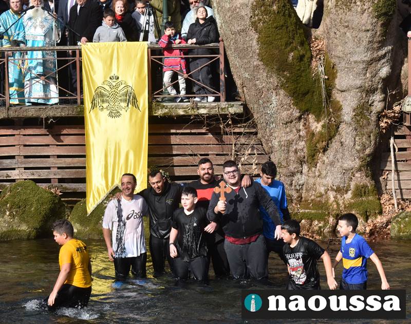  Ο Αγιασμός των υδάτων στο μαγευτικό άλσος του Αγίου Νικολάου Νάουσας (video+φωτορεπορτάζ) 