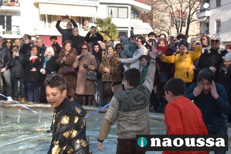 Ο Αγιασμός των υδάτων στην πλατεία Καρατάσου στη Νάουσα (φωτορεπορτάζ) 