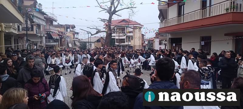 Έβγαλαν τον Πρόσωπο και χόρεψαν με χάρη στα Αλώνια οι Γενίτσαροι και οι Μπούλες 