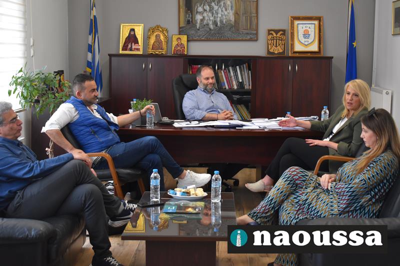 Η ανάπτυξη της Νάουσας-τα προβλήματα και ο ρόλος των γυναικών στο επίκεντρο της συνάντησης του δημάρχου Νάουσας με βουλευτή του ΣΥΡΙΖΑ-ΠΣ Ρένα Δούρου (video+φωτορεπορτάζ)