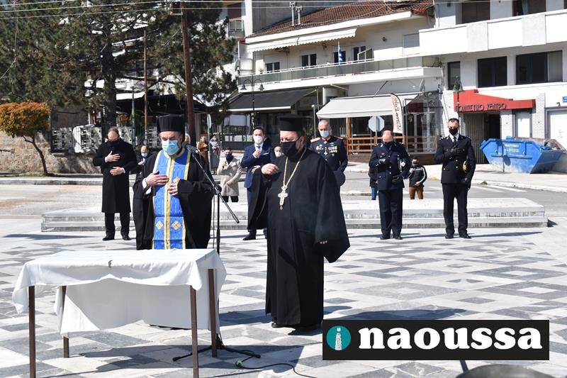 Η κατάθεση στεφάνων στο Ηρώο της Νάουσας για τον εορτασμό των 200 ετών της Ελληνικής Επανάστασης (φωτορεπορτάζ) 