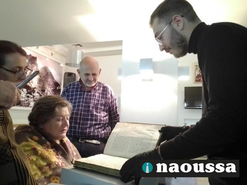 Ξενάγηση της Μαρίας Λαναρά στην Ευξείνου Λέσχη Ποντίων Νάουσας  από τον Πρόεδρο κ. Φώτη Φανιάδη