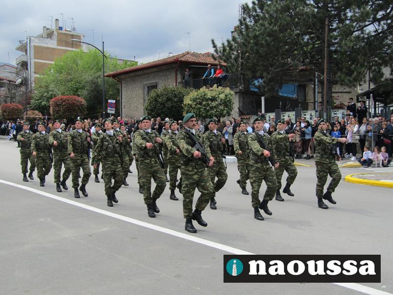 Η στρατιωτική παρέλαση του Ολοκαυτώματος στη Νάουσα (video)