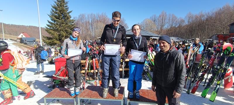 Τέσσερις Ναουσαίοι αθλητές μέσα στα μετάλλια του πρωταθλήματος Ορειβατικού Σκι που έγινε στα 3-5 Πηγάδια