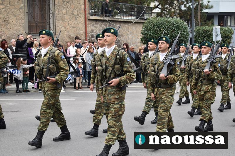 Η στρατιωτική παρέλαση της 28ης Οκτωβρίου στη Νάουσα (video)