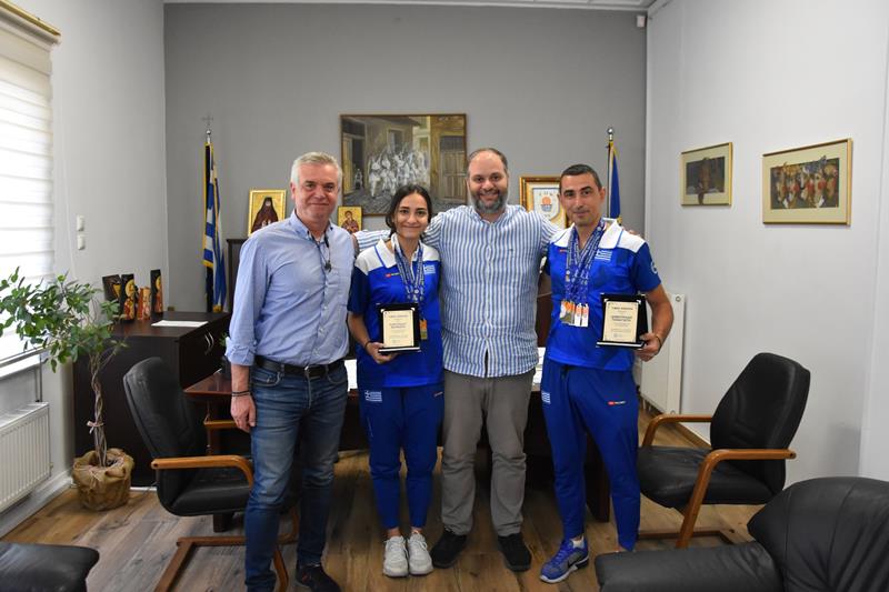 Βράβευση της Βαρβάρας Καρυπίδου και του Παναγιώτη Δημητριάδη από τον Δήμαρχο Νάουσας για τις μεγάλες επιτυχίες τους στο Πανευρωπαϊκό Πρωτάθλημα TAE KWON DO ITF