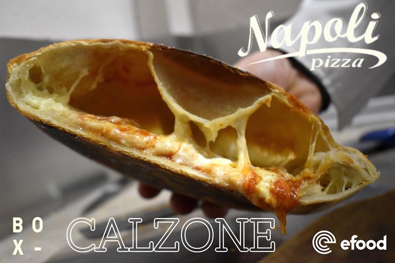 Ζουμερό Calzone από την pizza Napoli 