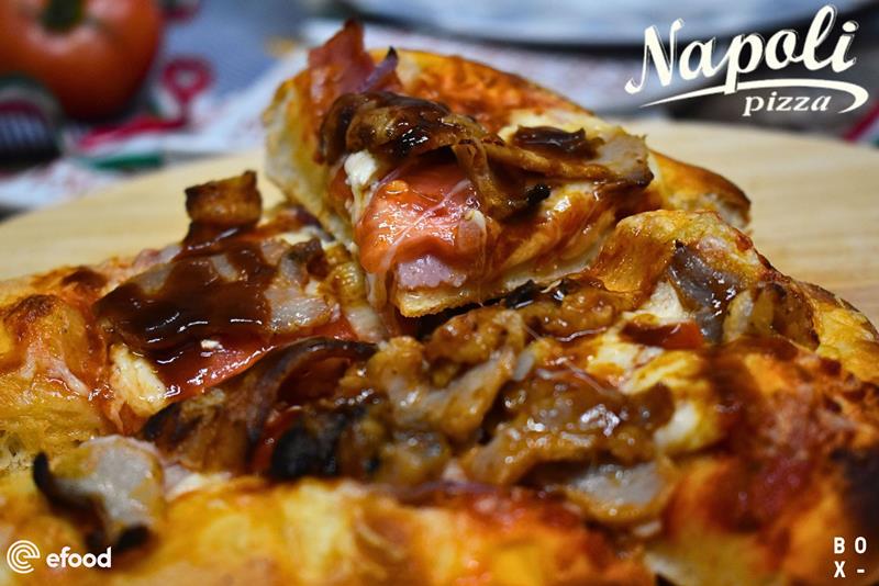 Pizza με ζουμερά κομμάτια γύρου από την pizza Napoli 