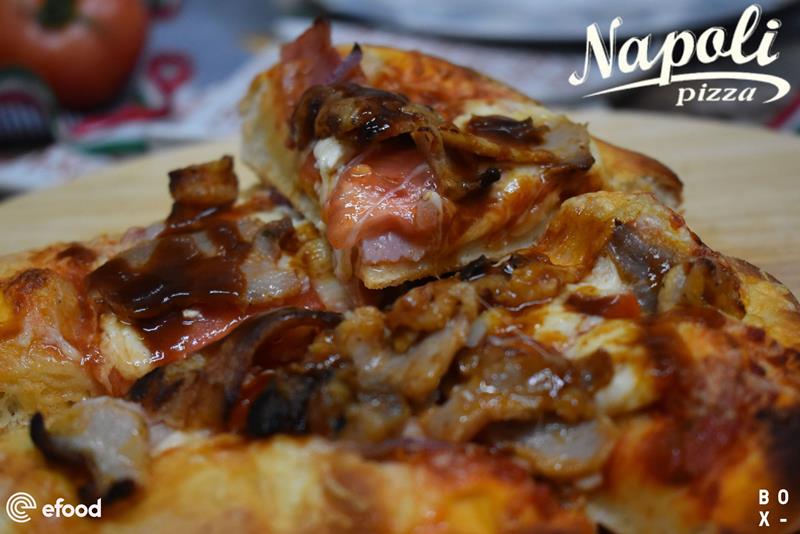 Pizza με ζουμερά κομμάτια γύρου από την pizza Napoli