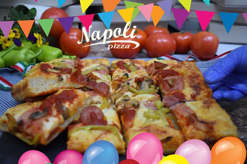 Party με ορθογώνια pizza από τη Napoli 