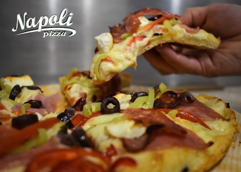 Η ξεχωριστή Ελληνική pizza από την Napoli 