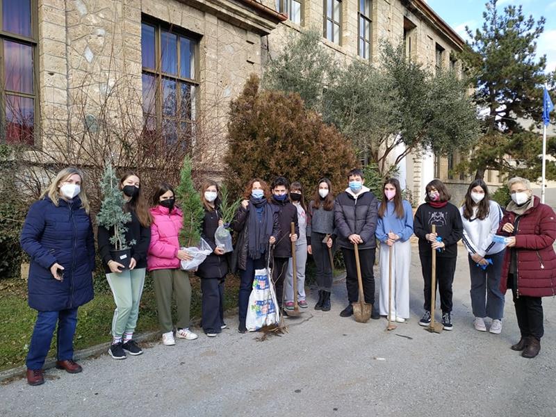 Δενδροφύτευση στην αυλή του σχολείου από τους μαθητές της ομάδας του Ευρωπαϊκού προγράμματος Erasmus+2 “code for the environment”  του Λαππείου 1ου Γυμνασίου Νάουσας