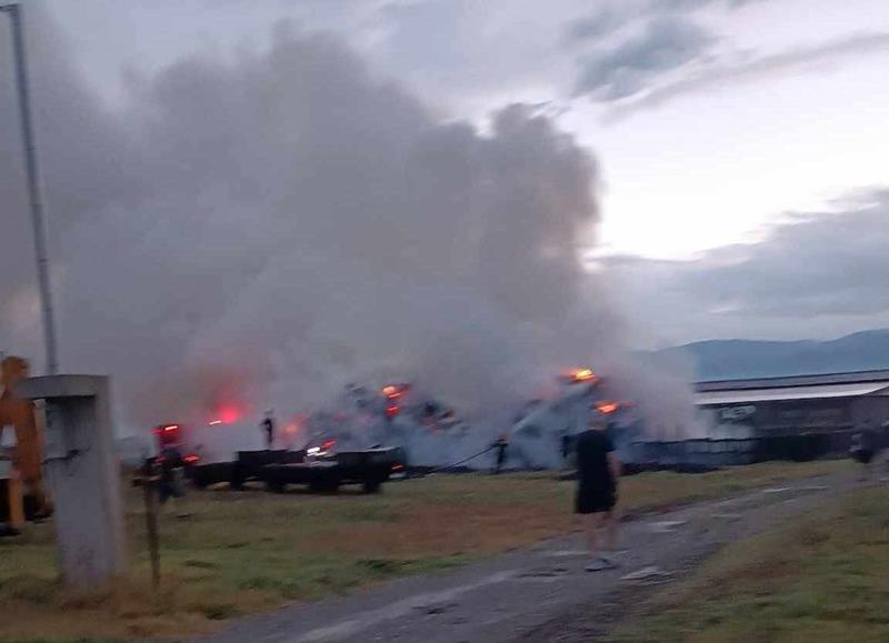 Μαίνεται η φωτιά στο Ζερβοχώρι (video) 