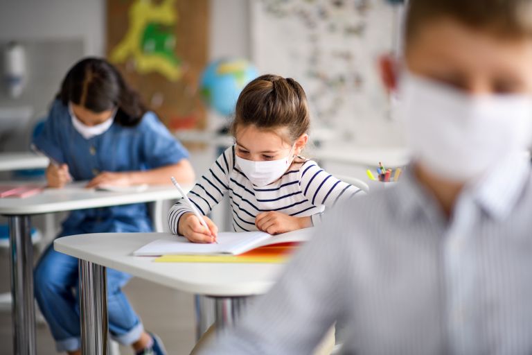 Κορονοϊός: Ανοίγουν τα σχολεία στην Ευρώπη - Μάσκες, αποστάσεις και λιγότερες ώρες μαθημάτων