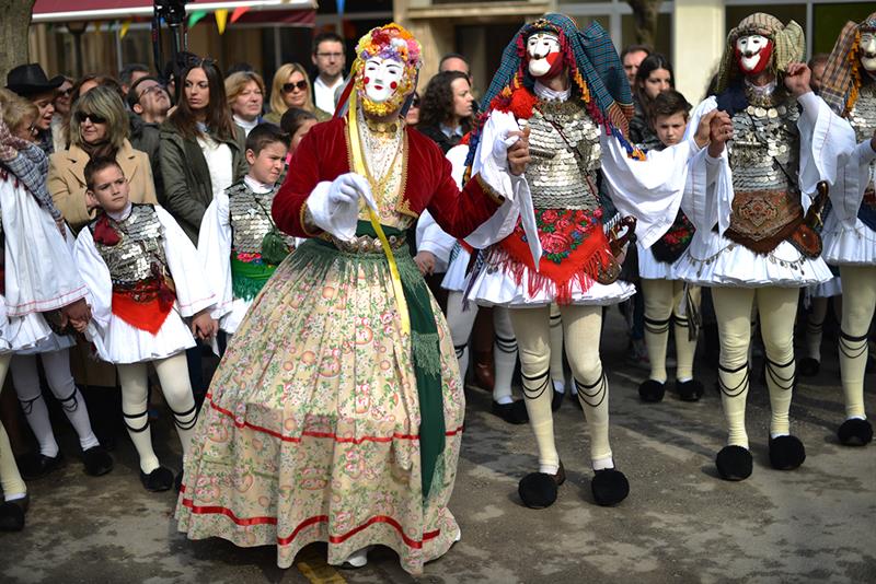 Φωτογραφικά στιγμιότυπα από το μοναδικό έθιμο της Νάουσας «Γενίτσαροι και Μπούλες»