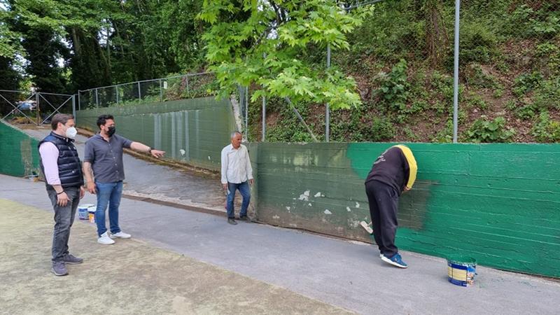 Εργασίες συντήρησης των γηπέδων τένις στο Αθλητικό Κέντρο Άλσους Αγίου Νικολάου