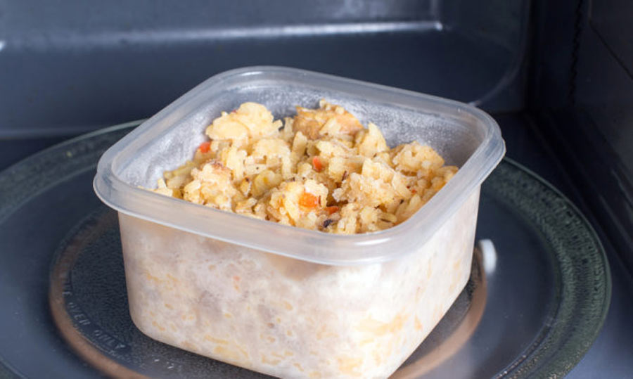 Προσοχή με τα πλαστικά τάπερ φαγητού στον φούρνο μικροκυμάτων–Τι πρέπει να ξέρετε