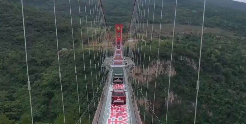 Η μεγαλύτερη γυάλινη γέφυρα στον κόσμο