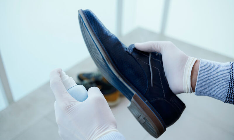 Κορονοϊός: Πώς θα απολυμάνετε τα παπούτσια σας 