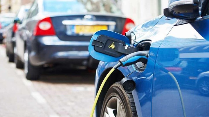 Ευρωπαϊκό Κοινοβούλιο: Σταθμούς φόρτισης ηλεκτρικών αυτοκινήτων κάθε 60 χιλιόμετρα ζητάει για τα κράτη μέλη