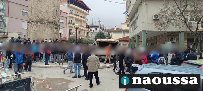 Δυναμικό μαθητικό συλλαλητήριο στη Νάουσα για την τραγωδία των Τεμπών 