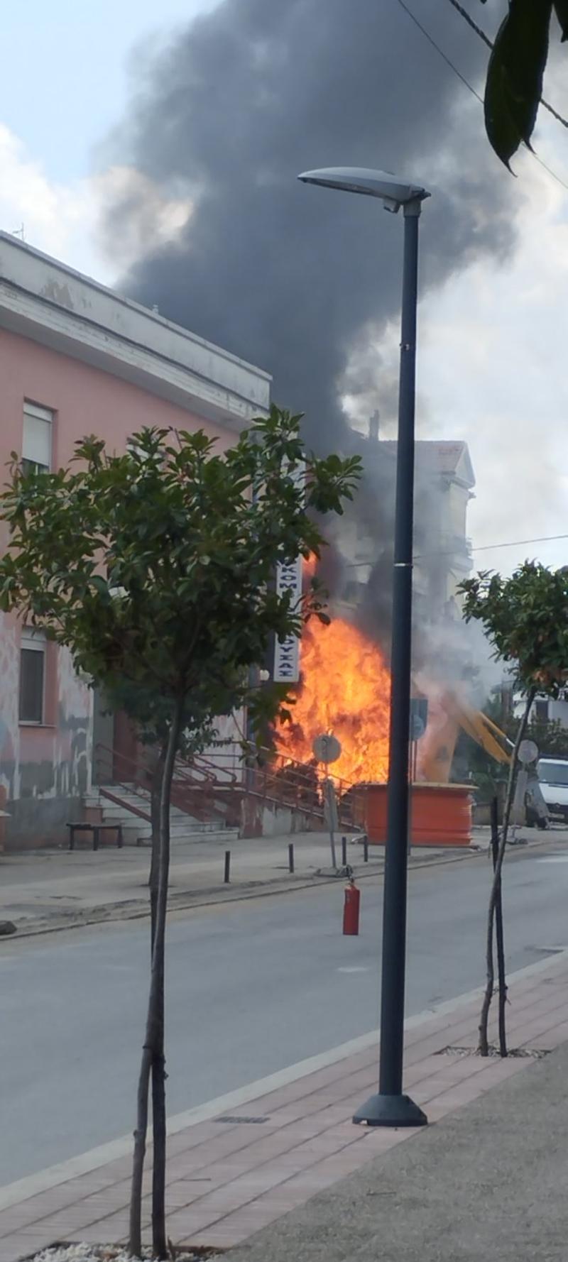 Κάηκε μηχάνημα έργου δίπλα στο νοσοκομείο Νάουσας 
