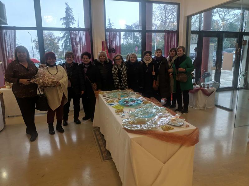 Πρόσφορα χειροποίητων διακοσμητικών  του τμήματος εργοθεραπείας του ΚΑΠΗ ΔΗΜΟΥ ΗΡΩΙΚΗΣ ΠΟΛΕΩΣ ΝΑΟΥΣΑΣ ,στο Χριστουγεννιάτικο  bazzar της Μονάδας Φροντίδας Ηλικιωμένων  Ατόμων (Γηροκομείο Νάουσας)