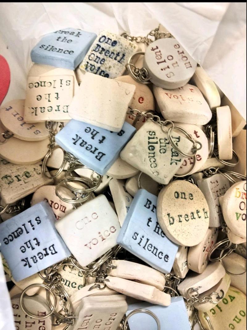 100 Κεραμικά Μηνύματα Ενδυνάμωσης για την Εξάλειψη της Βίας κατά των Γυναικών