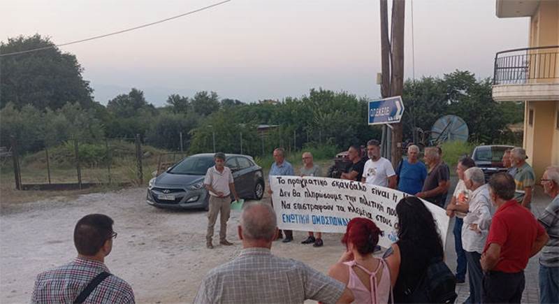 Συμβολική κινητοποίηση στα γραφεία του ΟΠΕΚΕΠΕ στη Βέροια , εκπρόσωποι αγροτικών συλλόγων, μετά από κάλεσμα της Ενωτικής Ομοσπονδίας Αγροτικών Συλλόγων Ημαθίας